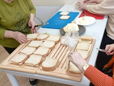 Przygotowywanie_potraw_podczas_kulinoterapii__tosty.png