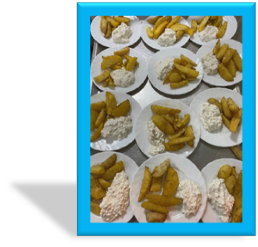 Zdjęcia_nr_9_przedstawiają_przygotowane_podczas_zajęć_desery_kolorowe_galaretki_z_bitą_śmietaną.png