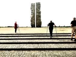 Zdjęcie_nr_11_przedstawia_grupę_seniorów_zbliżających_się_do_Pomnika_Żołnierzy_Wojska_Polskiego.png