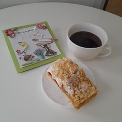 Zdjęcie_nr_9_przedstawia_ciasto_kawę_oraz_kartkę_urodzinową_z_okazji_90-tych_urodzin_naszej_klientki.png