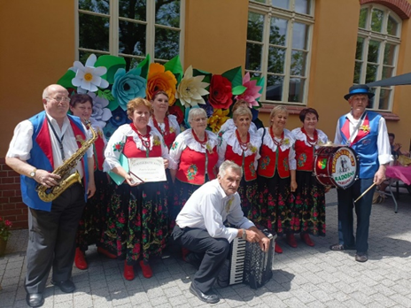 Zespół_Radośni_podczas_Pikniku_z_okazji_I_DNIA_LATA_który_odbył_się_w_DDP_Skoczylasa.png