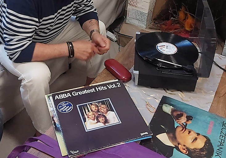 Fotografia 5przedstawia kadr z zajęć muzycznych. na pierwszym planie płyta winylowa zespołu ABBA, po lewej stronie klient DDP, po prawej gramofon.