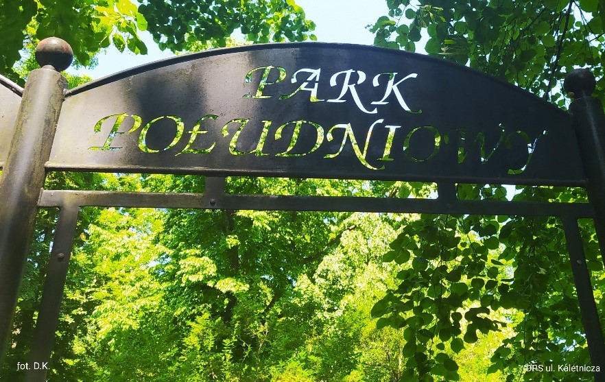 Na zdjęciu metalowa brama wejściowa z napisem Park południowy. W tle intensywna zieleń drzew