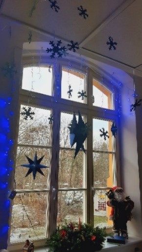 Zdjęcie. Przedstawia dekoracje świąteczne, kartki wykonane na przez klientów DDP Skoczylasa na zajęciach z terapii zajęciowej.