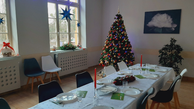 Zdjęcie. Przedstawia świątecznie przygotowaną salę w DDP przy Skoczylasa . .