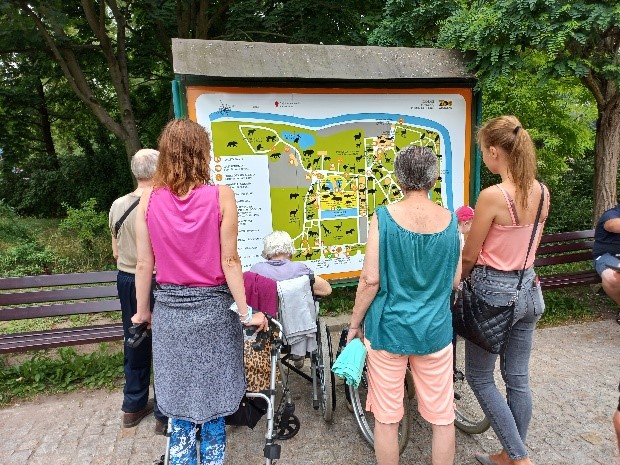 Na zdjęciu widzimy mieszkańców studiujących całą mapę Wrocławskiego ZOO.