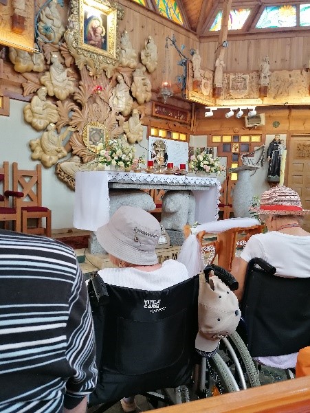 Mieszkańcy znajdują się w Sanktuarium Matki Bożej Dobrej Rady w Sulistrowiczkach