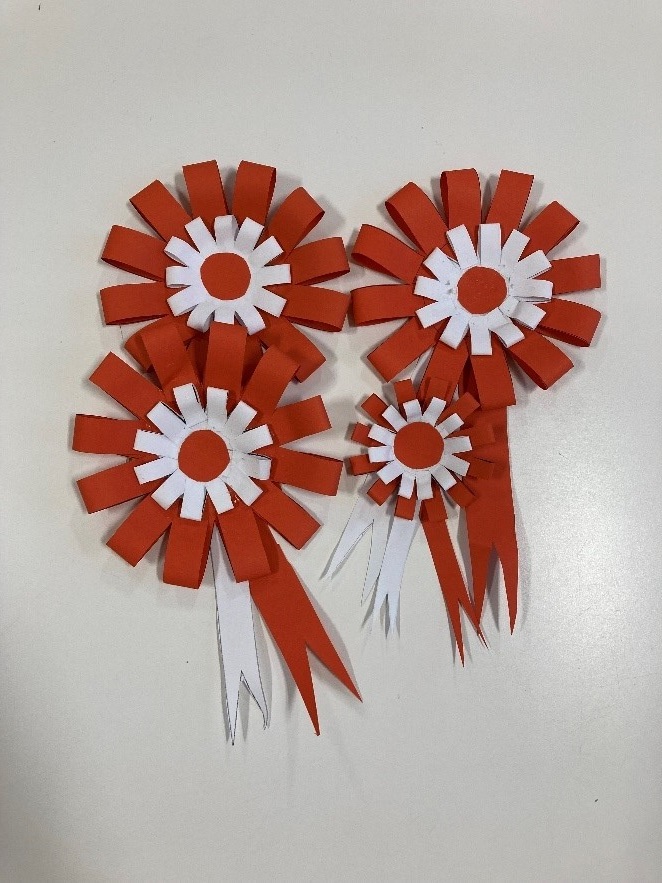 Cztery biało-czerwone kotyliony w różnych rozmiarach, wykonane własnoręcznie przez klientów DDP z okazji Święta Niepodległości.