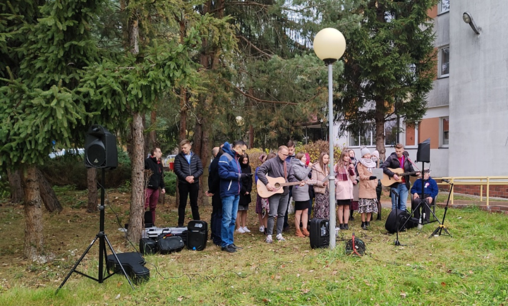 Na zdjęciu wykonawcy zespołu STUDENCKIE śpiewający i grający na gitarach w ogrodzie DPS Mączna