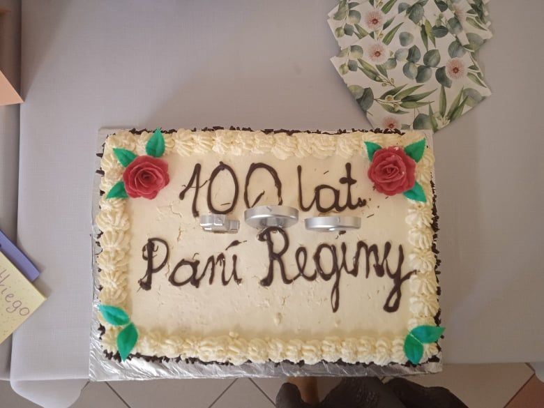 tort urodzinowy z napisem 100 lat Pani Reginy.
