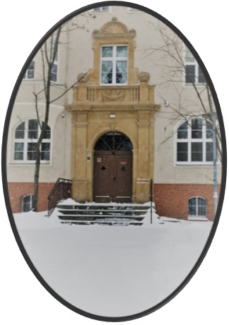 Fotografia 1 przedstawia DDP w śnieżnej scenerii. Na pierwszym planie zaśnieżony chodnik, w tle fragment budynku przy ul. Semaforowej 5 – od dołu: kamienne schody pokryte śniegiem, brązowe, drewniane drzwi, na samej górze okno
