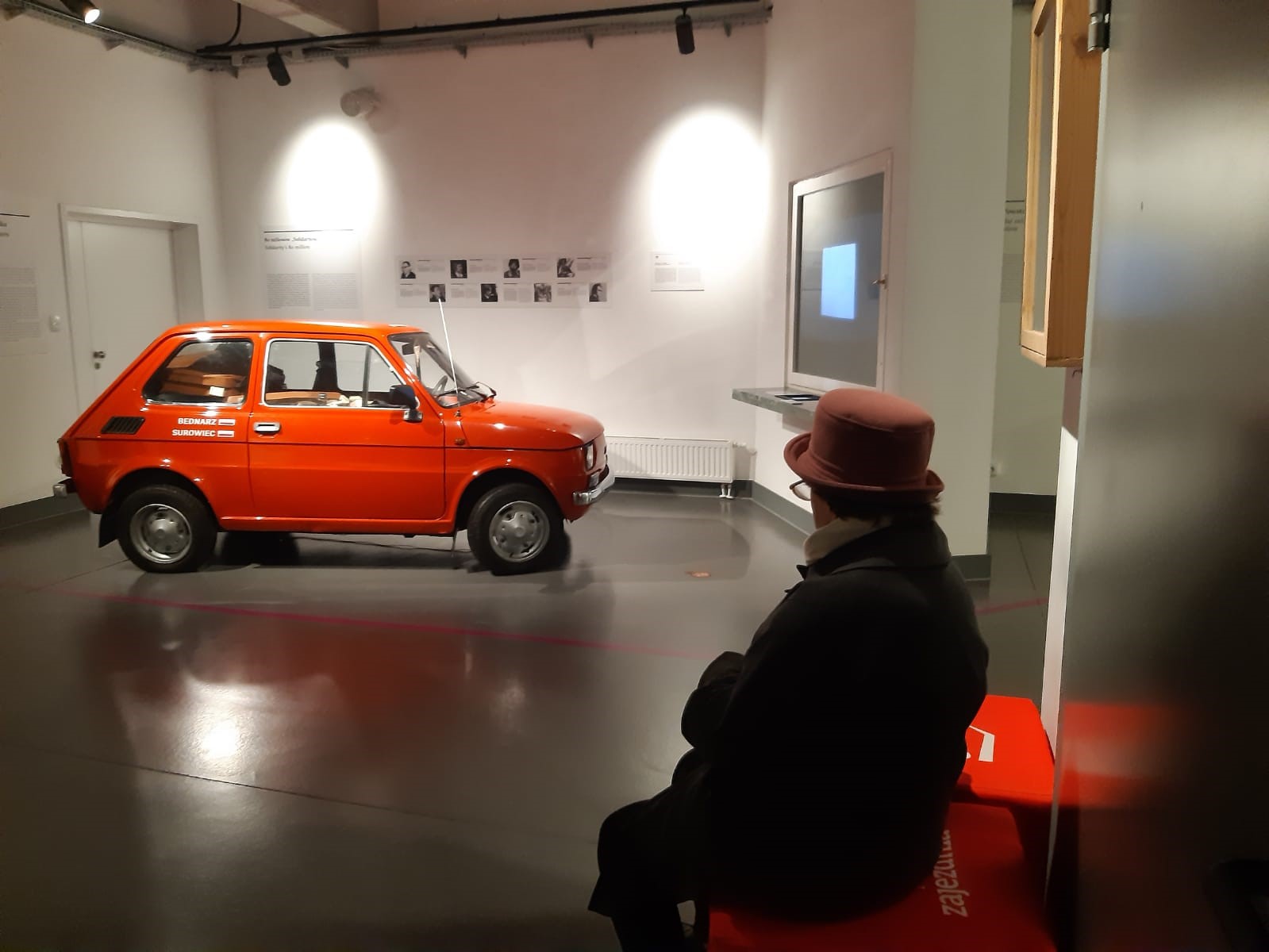 Wystawa pod tytułem „Wrocław 1945-2016”. W sali wystawy, pomarańczowy fiat 126 