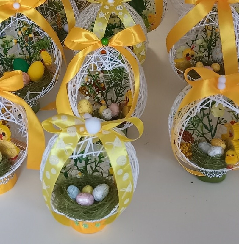 Przepiękne koszyczki Wielkanocne oraz palma. Koszyczki z białego, klejonego sznurka w kształcie jajka , udekorowane kokardami w kolorze żółtym. Wnętrze koszyczka wypełnione suszoną trawką, małymi styropianowymi pisankami , kurczaczkami i gałązkami