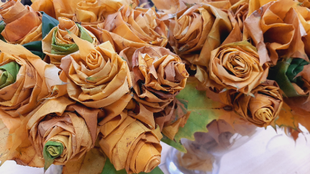 Na zdjęciu Jesienne róże wykonane podczas zajęć z arteterapii z jesiennych liści