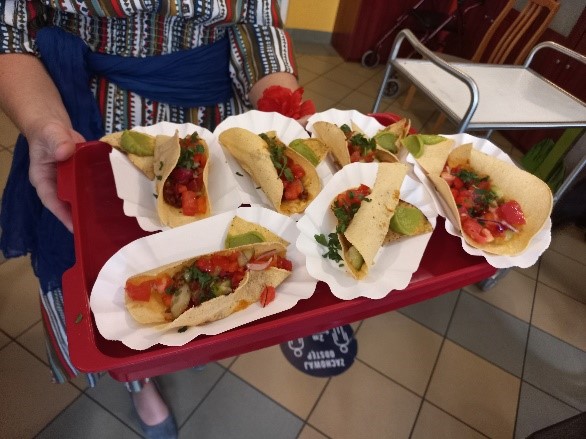 Zdjęcie nr 1. Przedstawia czerwona tackę a na niej meksykańskie danie taco.