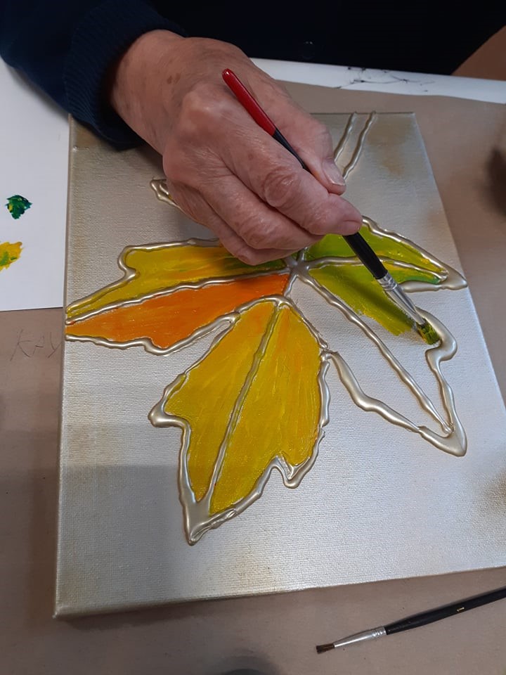 na zdjęciu praca plastyczna przedstawiająca malowany na żółto i pomarańczowo liść klonu