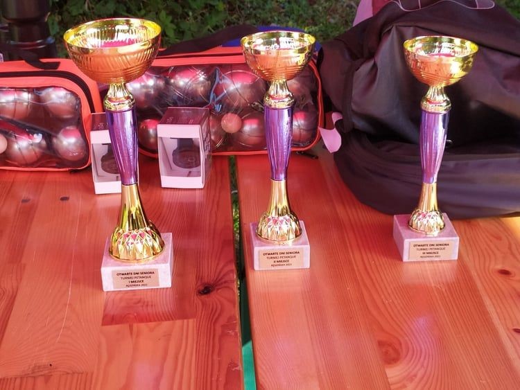  Na zdjęciu puchary i nagrody przeznaczone dla zwycięzców Turnieju Gry w Boule.
