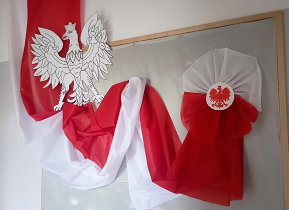 dekoracje_wykonane_przez_seniorów_DDP_Skoczylasa_z_okazji_obchodów_1_i_3_Maja.png