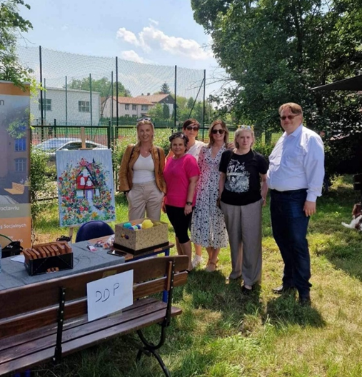 przedstawia_dłonie_uczestnika_string-art_podczas_Partnerskiego_Festynu_na_terenie_MOSU_nr_2_przy_ul._Kieleckiej.png