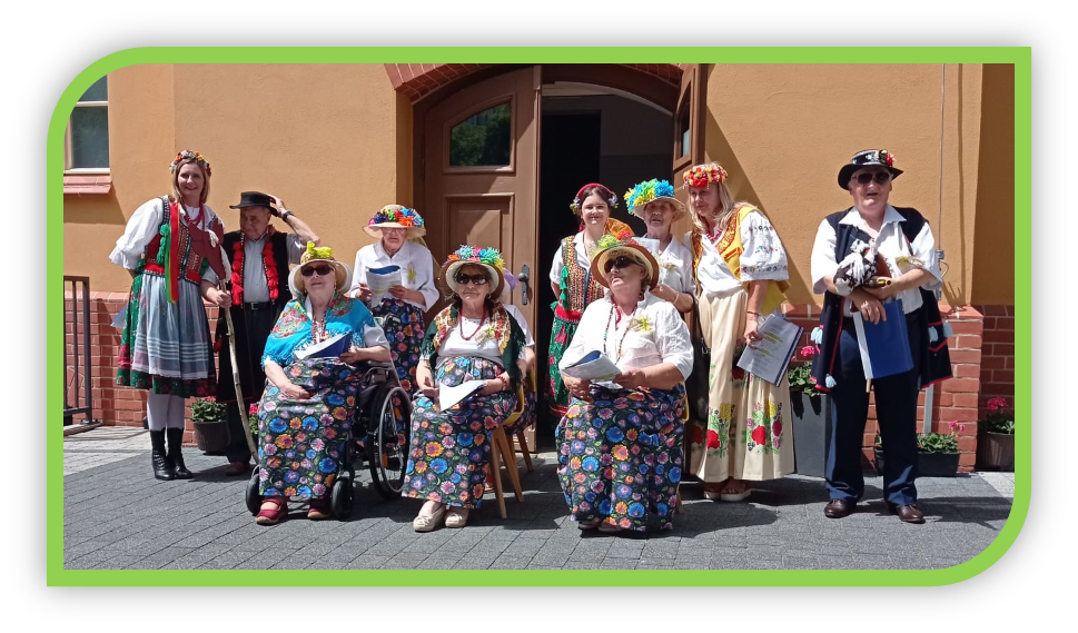przedstawia_seniorów_i_pracowników_z_DDP_podczas_występu_Na_Ludowo_z_okazji_I_Dnia_Lata.png